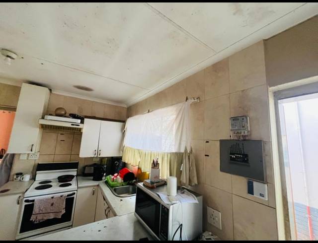 6 BEDROOM HOUSE FOR SALE IN RHODESFIELD